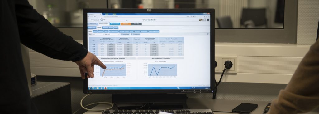 Energiebucg E-Tool 2.0 wird auf Computer demonstriert