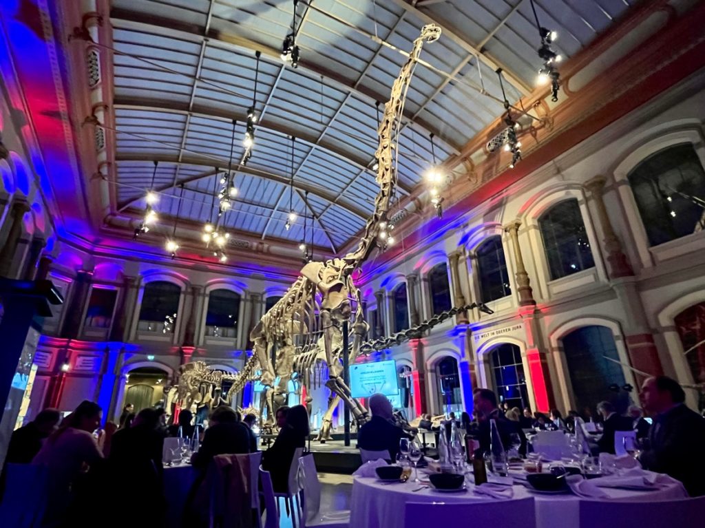 Beleuchtetetes Dinosaurierskelett im Saal des Naturkundemuseums Berlin