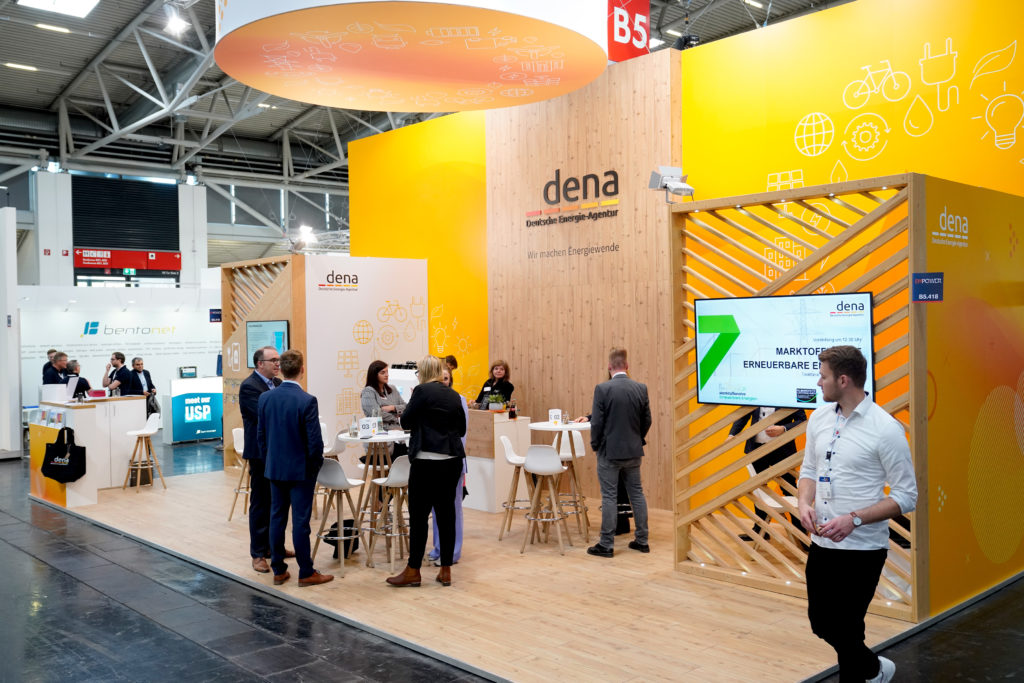 Messestand mti Besucherinnen