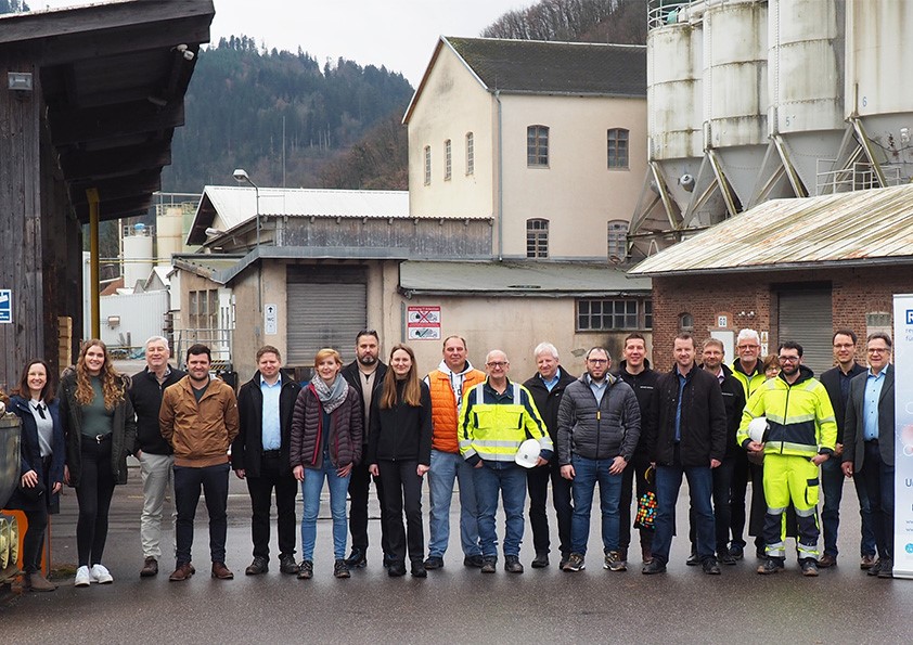 Gruppenfoto der Teilnehmenden des Netzwerks vor der Bergbaufirma. 