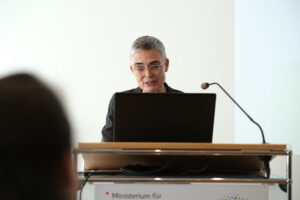 Das Bild zeigt Caroline Werner von der Geschäftsstelle der Initiative Energieeffizienz- und Klimaschutz-Netzwerke bei ihrem Vortrag.