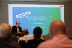 Das Foto zeigt Teilnehmende der Veranstaltung im Gespräch.