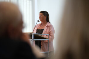 Das Foto zeigt Teilnehmende der Veranstaltung im Gespräch.