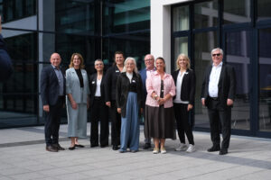 Das Foto zeigt ein Gruppenbild einiger Teilnehmender der Veranstaltung, darunter der saarländische Minister für Wirtschaft und Energie Jürgen Barke.