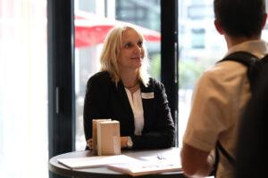 Das Foto zeigt Teilnehmende der Veranstaltung im Gespräch.