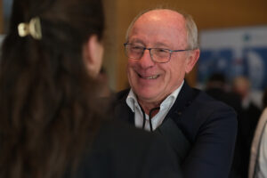 Das Foto zeigt Teilnehmende der Veranstaltung im Gespräch.