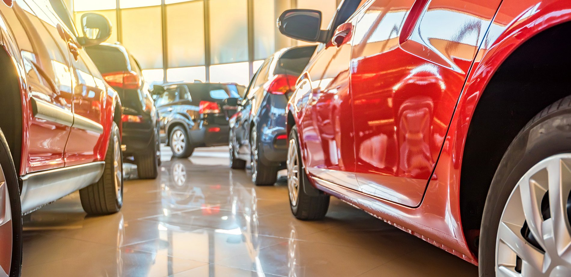 Neue Fahrzeuge ausgestellt im Showroom eines Autohauses