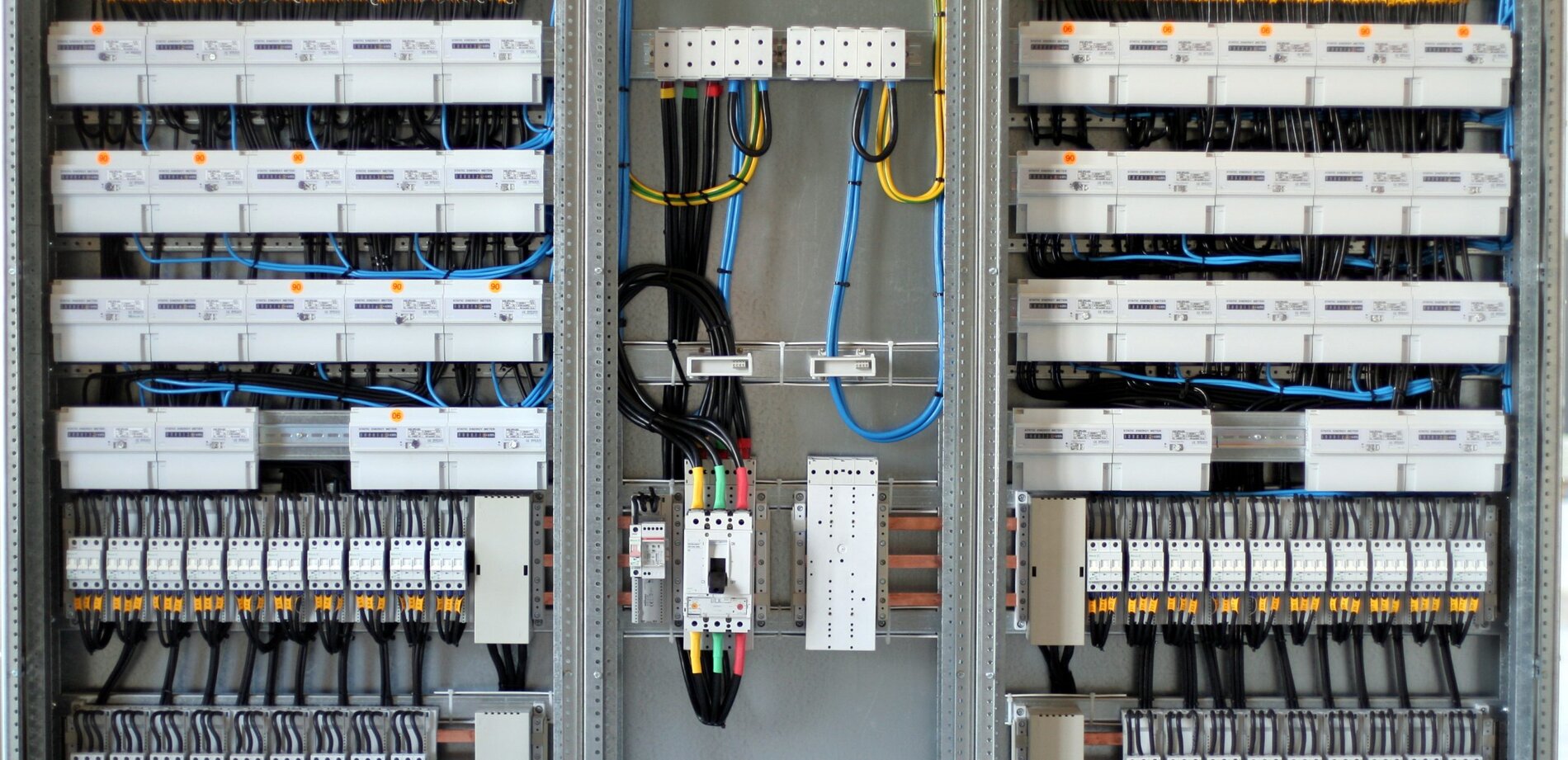 Modernes Schaltfeld mit statischen Energiezählern und Sicherungsautomaten