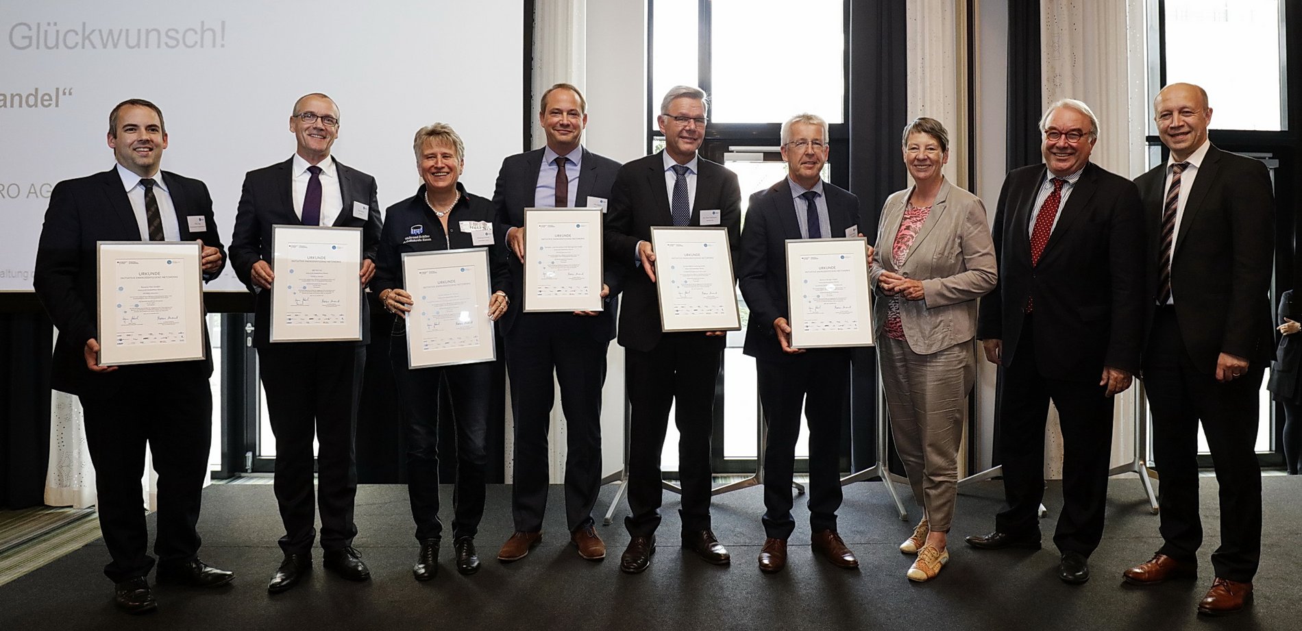 Bundesumweltministerin Barbara Hendricks und Uwe Beckmeyer, Parlamentarischer Staatssekretär beim Bundesminister für Wirtschaft und Energie, überreichen auf der Jahreskonferenz der Initiative Energieeffizienz-Netzwerke am 20.09.2016 in Berlin Urkunden an Vertreter von 59 Unternehmen.
