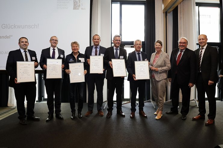 Bundesumweltministerin Barbara Hendricks und Uwe Beckmeyer, Parlamentarischer Staatssekretär beim Bundesminister für Wirtschaft und Energie, überreichen auf der Jahreskonferenz der Initiative Energieeffizienz-Netzwerke am 20.09.2016 in Berlin Urkunden an Vertreter von 59 Unternehmen.