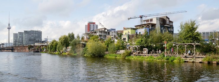 Blick auf die Berliner Spree mit dem Holzmarktgeländer am Ufer 