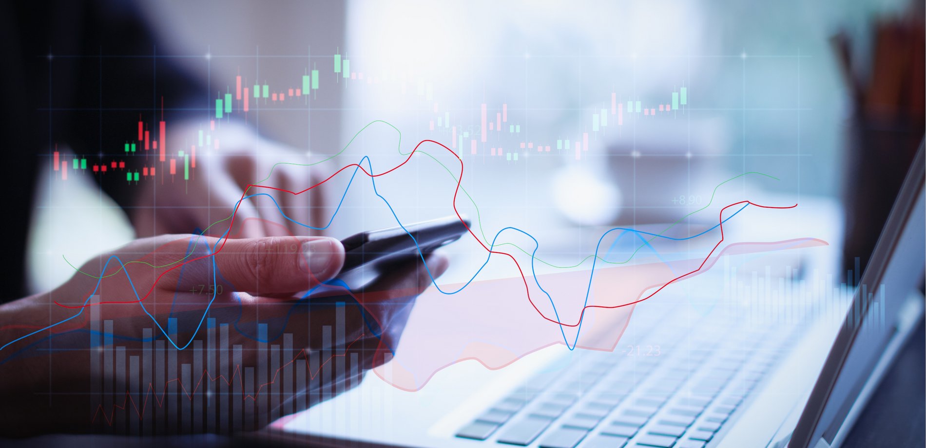 Doppelbelichtung: Handelswachstumsdiagramm auf Geschäft und Investition im Vordergrund, im Hintergrund ein Laptop und Smartphone, das gerade benutzt wird.