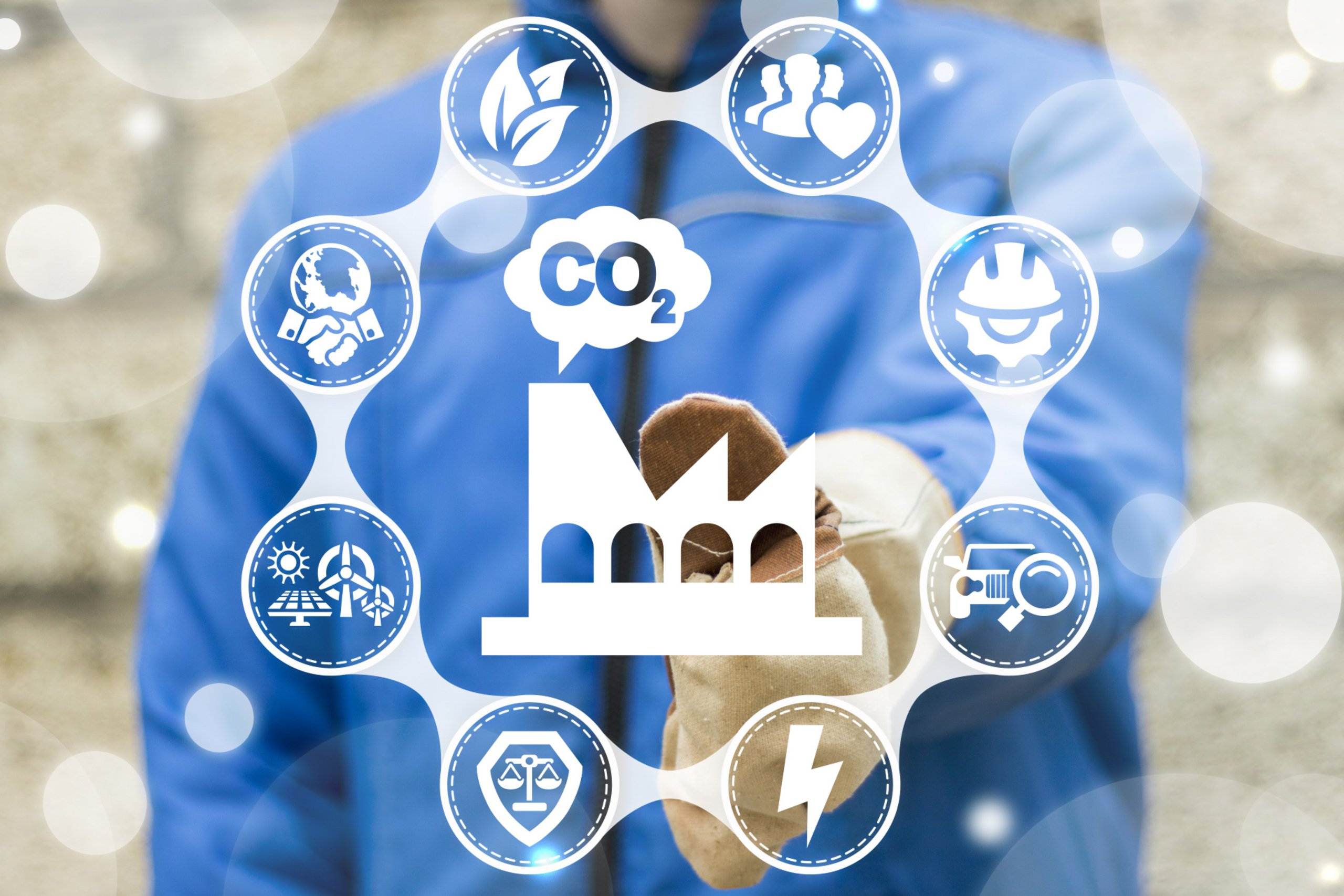Mann in blauem Hemd zeigt auf Unternehmenssymbol, umgeben von Icons, die Nachhaltigkeit darstellen