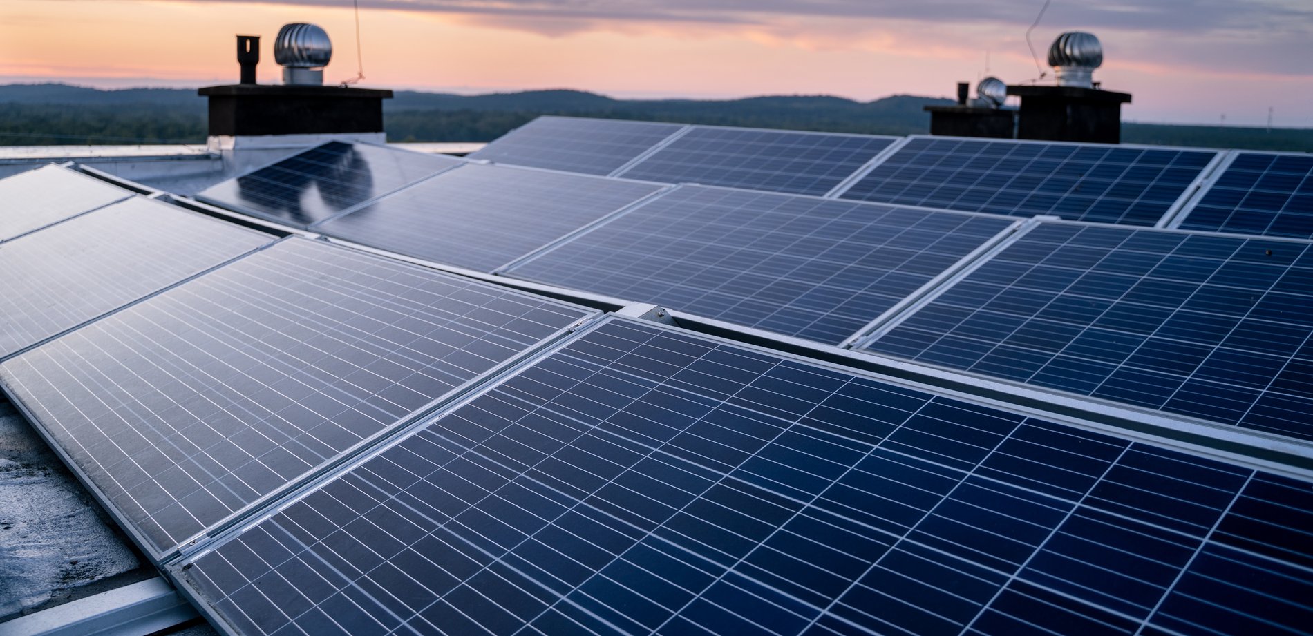 Solarpanele auf dem Dach eines Stadthauses