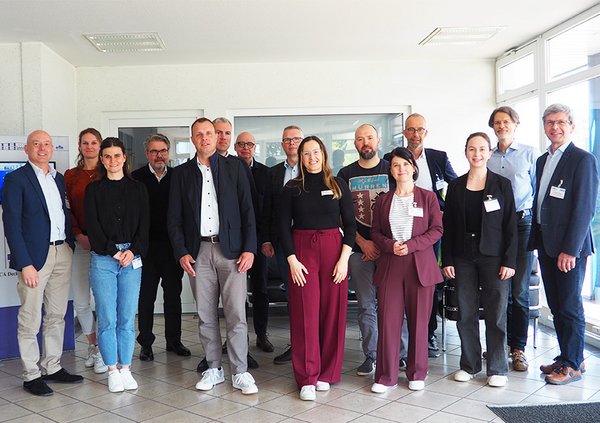 Das Bild zeigt die Mitglieder des REGINEE Lüneburg beim Netzwerktreffen. Die Mitglieder schauen lächelnd und motiviert in die Kamera. 