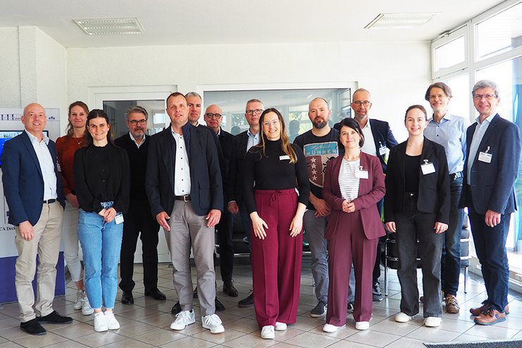 Das Bild zeigt die Mitglieder des REGINEE Lüneburg beim Netzwerktreffen. Die Mitglieder schauen lächelnd und motiviert in die Kamera. 