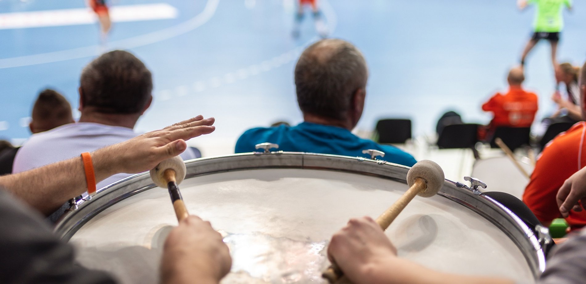 Fans trommeln während des Handballspiels