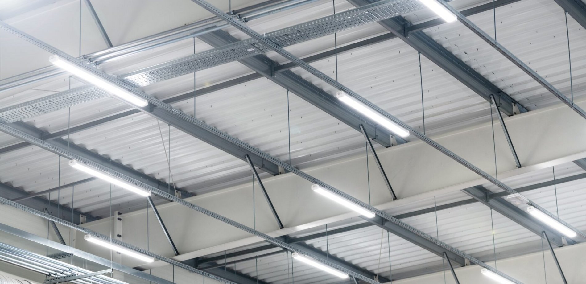 LED-Deckenbeleuchtung in der Produktionshalle eines Lagerhauses
