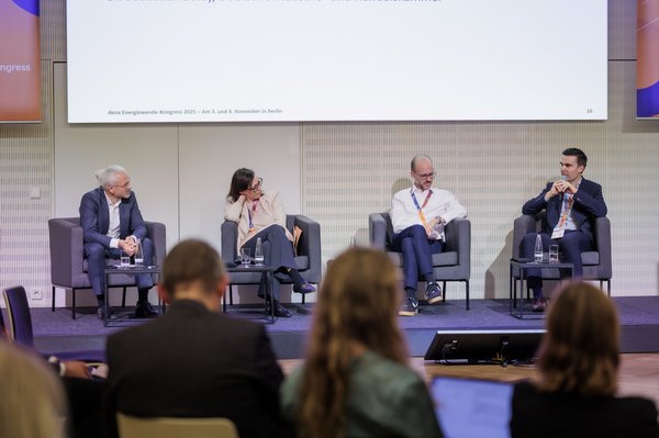 Podiumsdiskussion auf dem Dena Energiewende-Kongress 2025