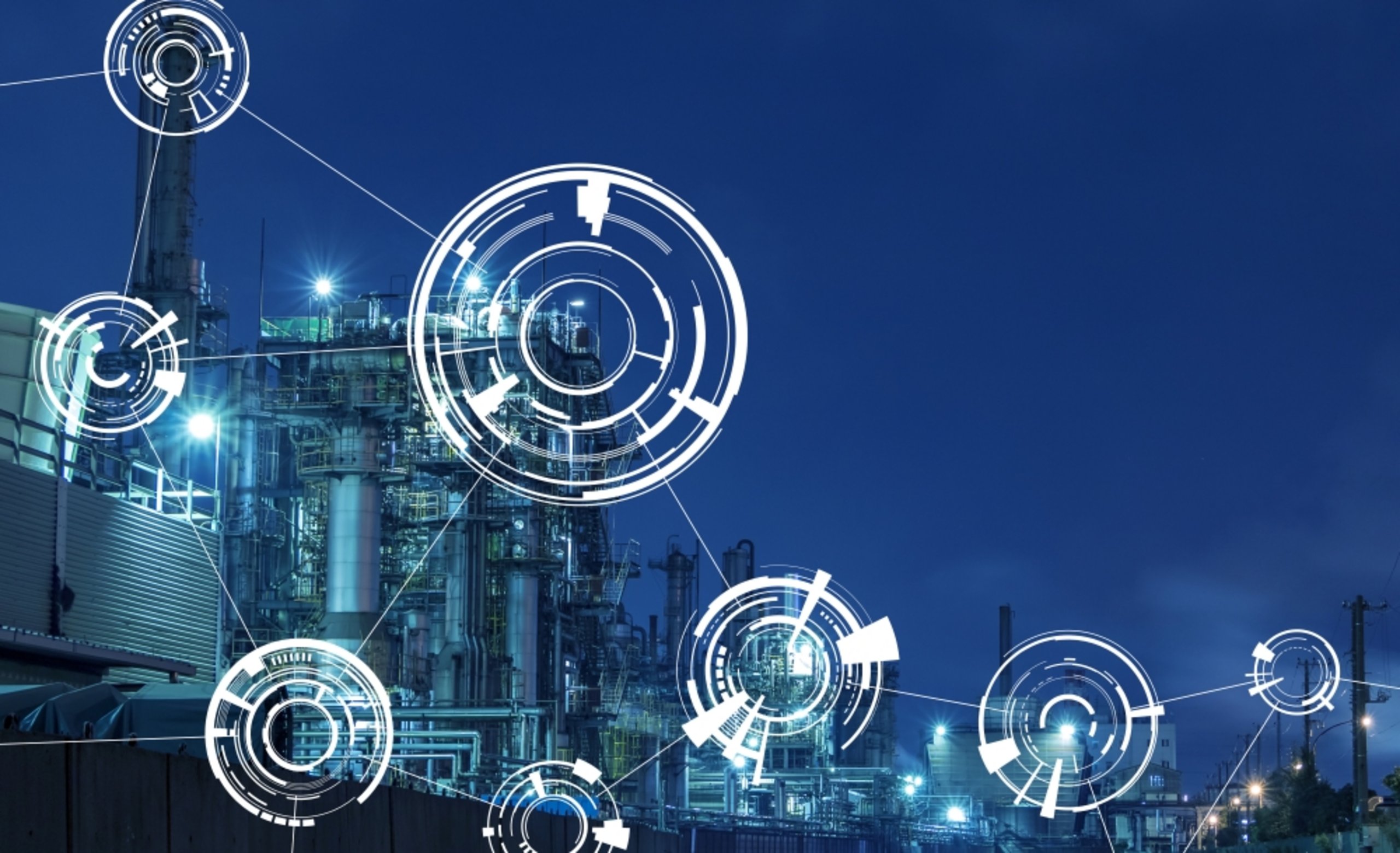 Beleuchtete Industriegebäude bei Nacht