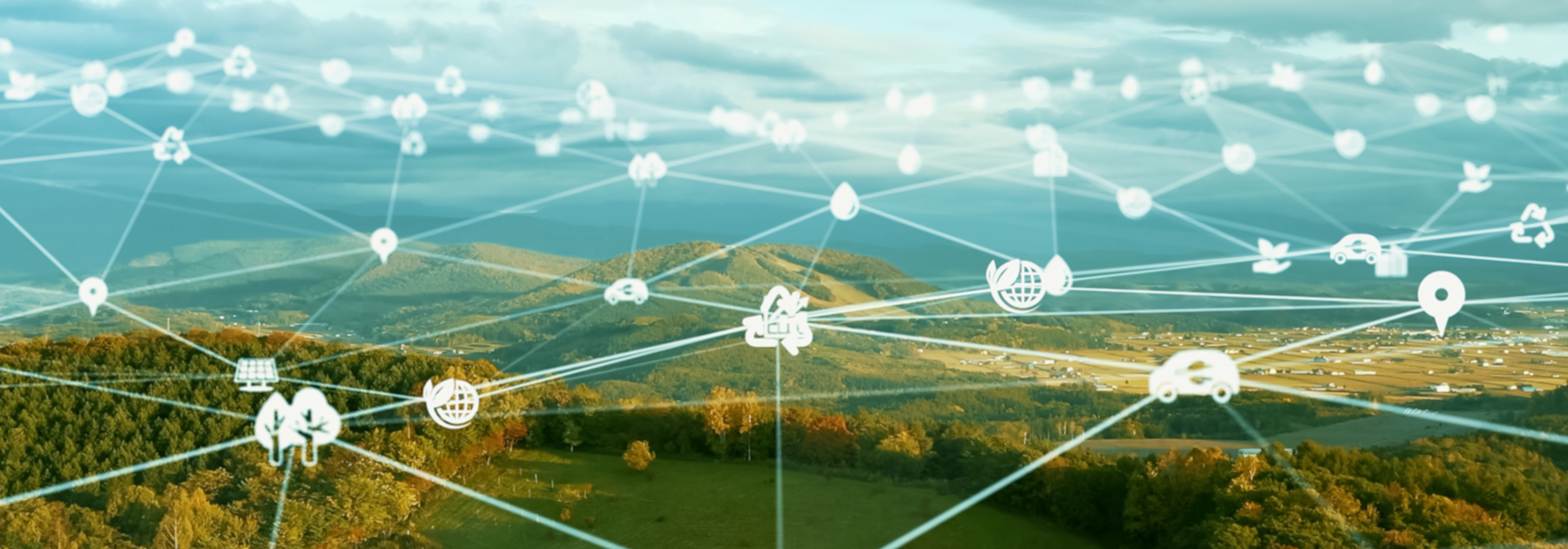 Landschaft mit Hügel, darüber gelegt ein weißes Knotennetz mit Mobilitätssymbolen.