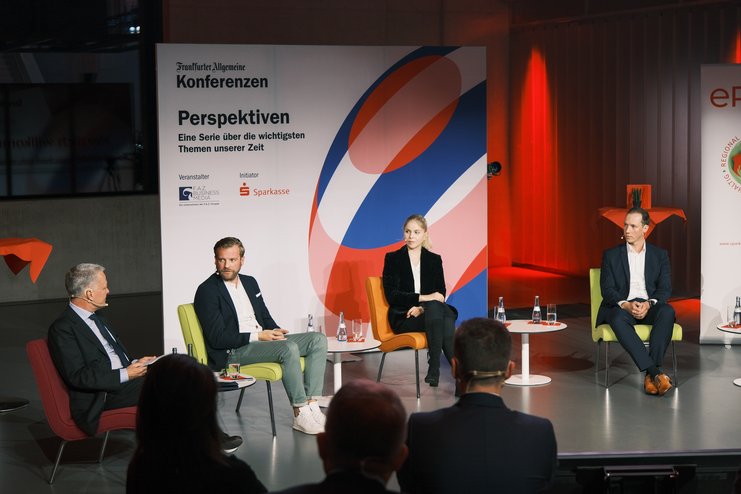 Vier Panelteilnehmende auf der Veranstaltung der Frankfurter Allgemeine Zeitung, gemeinsam mit der Sparkasse Nürnberg, zu den Perspektiven der grünen Energiewende im Mittelstand- 