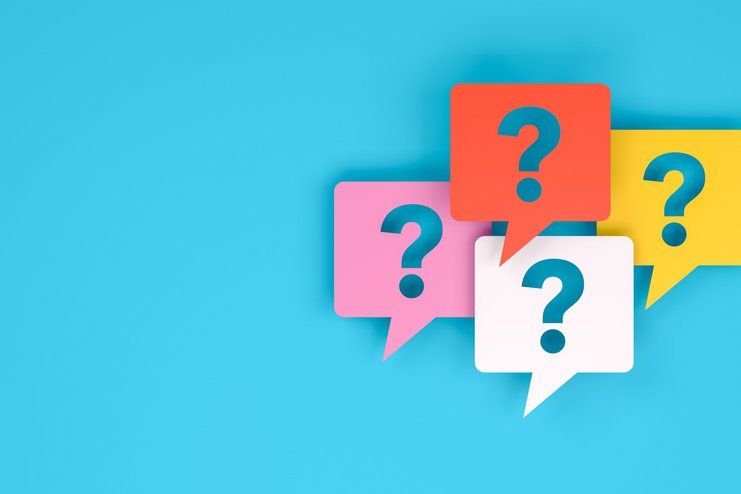 Bunte Fragezeichen in Dialogformat