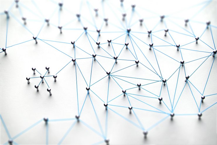 Netzwerk, gespannte Fäden zwischen Stecknadeln