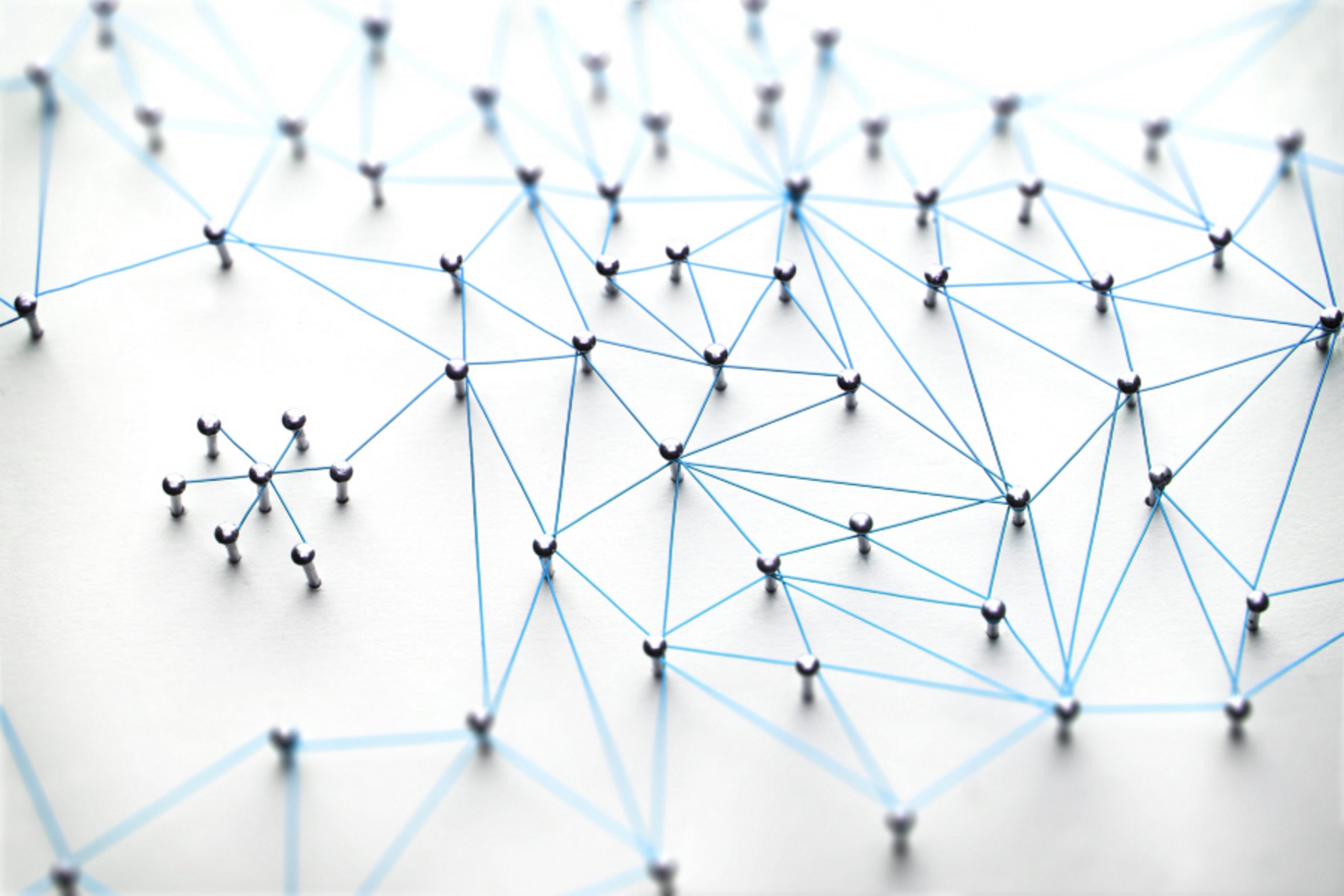 Netzwerk, gespannte Fäden zwischen Stecknadeln