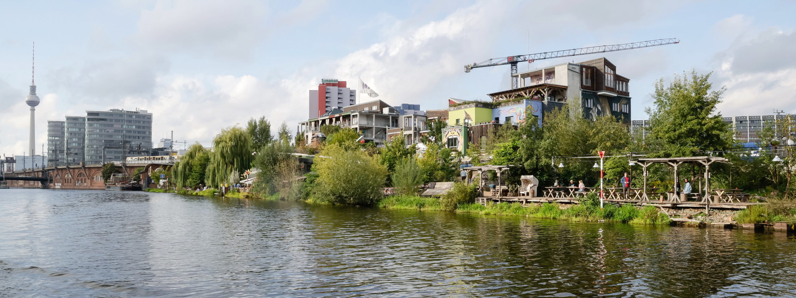 Blick auf die Berliner Spree mit dem Holzmarktgeländer am Ufer 