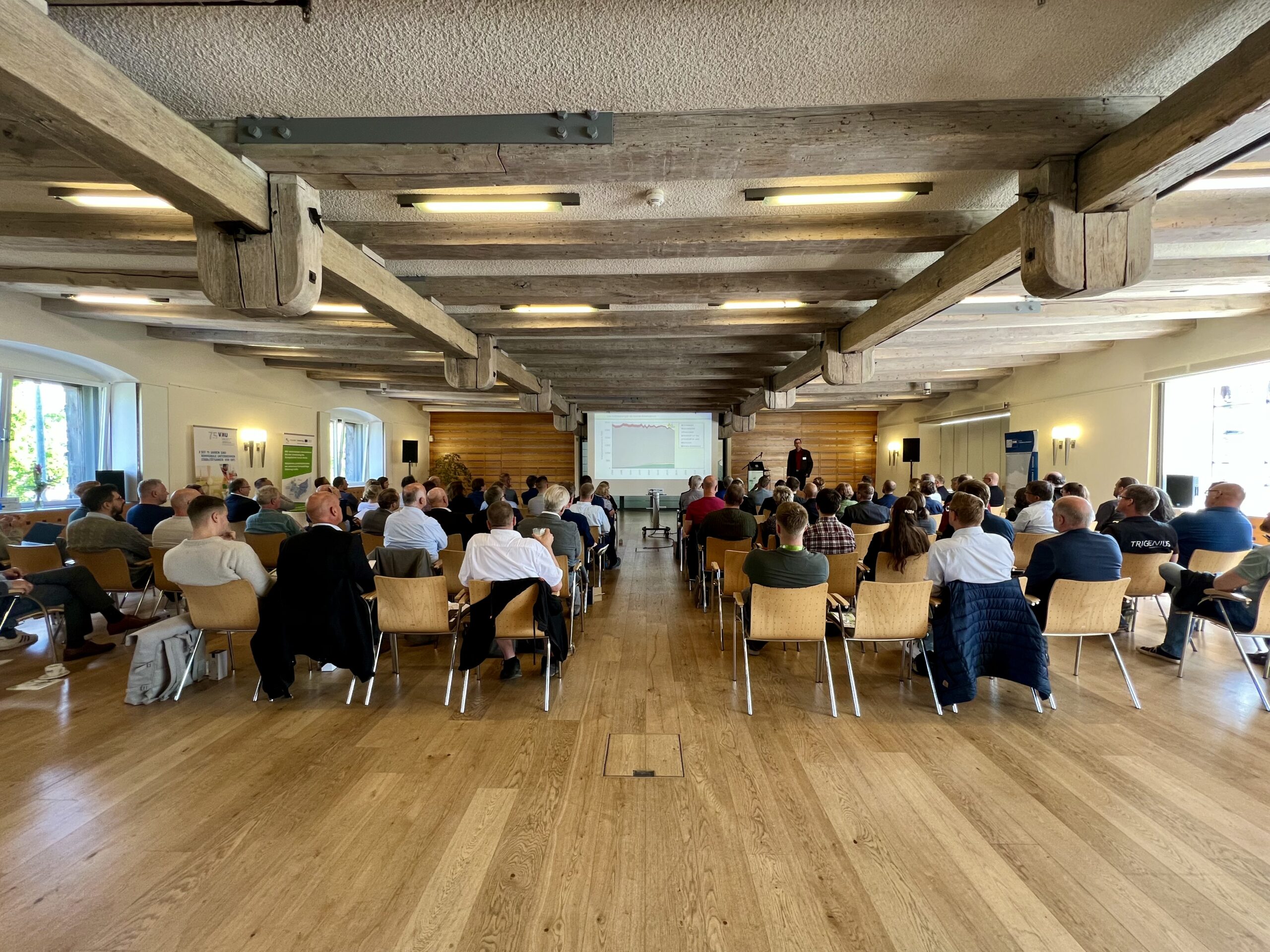 Zuschauer im Veranstaltungsraum bei Konferenz