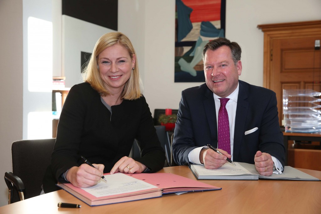 Foto_Schmid_Jacobs_151207_vertrag_%C3%B6koprofit_01_-1024x683.jpg Foto_Schmid_Jacobs_151207_vertrag_%C3%B6koprofit_01_-1024x683.jpg